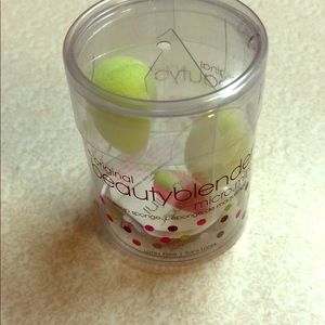 New original packaging.2 Micromini beauty blender.